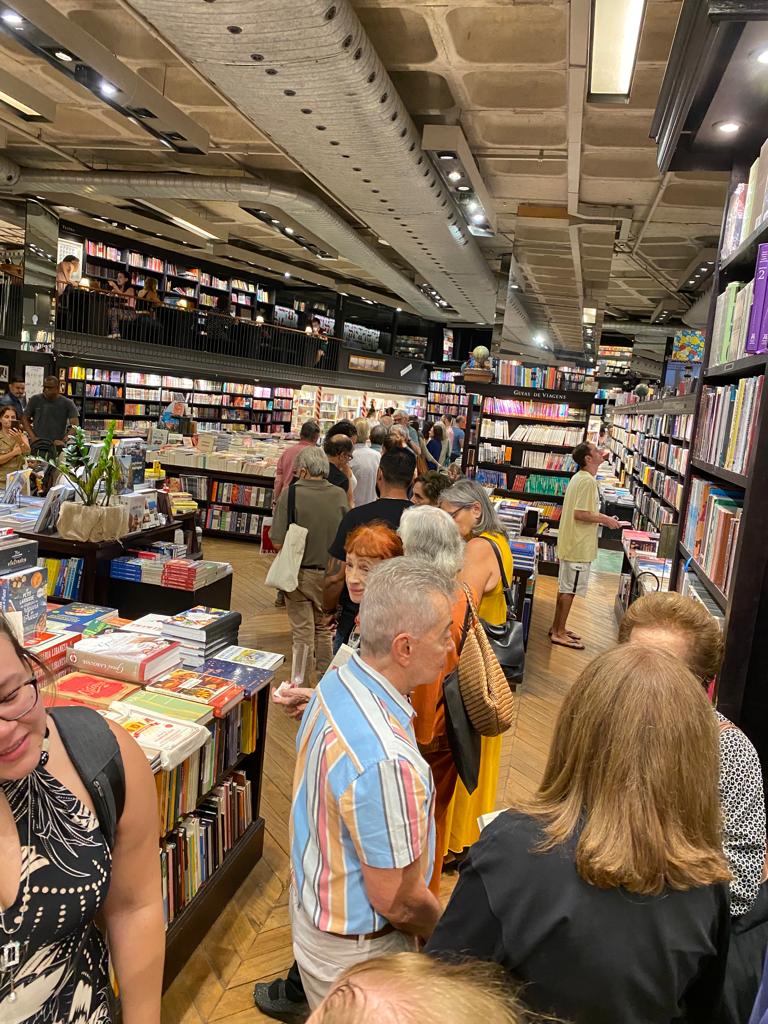 Fila de amigos, que contou com diplomatas, artistas plásticos, escritores e muitos leitores