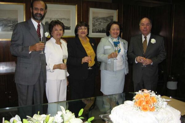 Casamento com Edvane Cabral Com a Cônsul-geral, embaixadora Graça Carrion, que oficializou o casamento, e os padrinhos