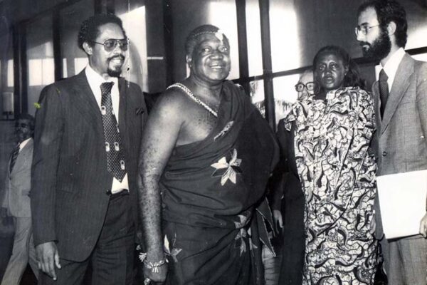 Experiência como diplomata Com o rei dos Ashantis de Gana, Otumfuo Nana Opoku Ware II, a rainha Victoria e o embaixador Vishnu Wassiamal