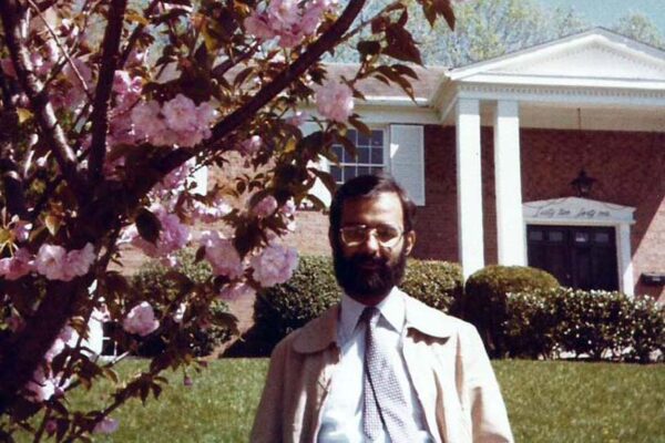 Experiência como diplomata Em frente à minha casa em Washington